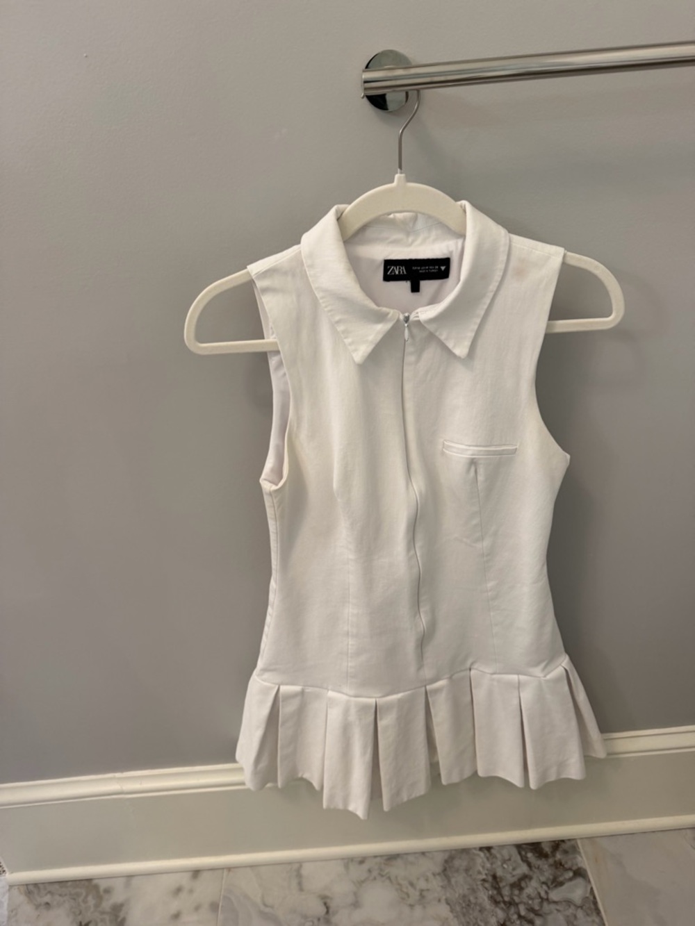 Zara White Sleeveless Zip-Front Pleated Hem Top